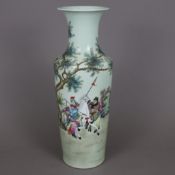 Rouleauvase - China, Porzellan mit seladongrüner Glasur und aufwändigem Landschaftsdekor mit figürl