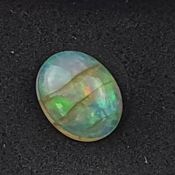 Loser Opal - 1,88 ct., imposantes Farbspiel, tropfenförmiger Cabochon, Maße: 9,5 x 10,2 x 4,1 mm, t