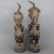 Zwei Zauberfiguren "Nkisi" - Songe, D. R. Kongo, Holz/Horn, in hockender Position auf einer runden,
