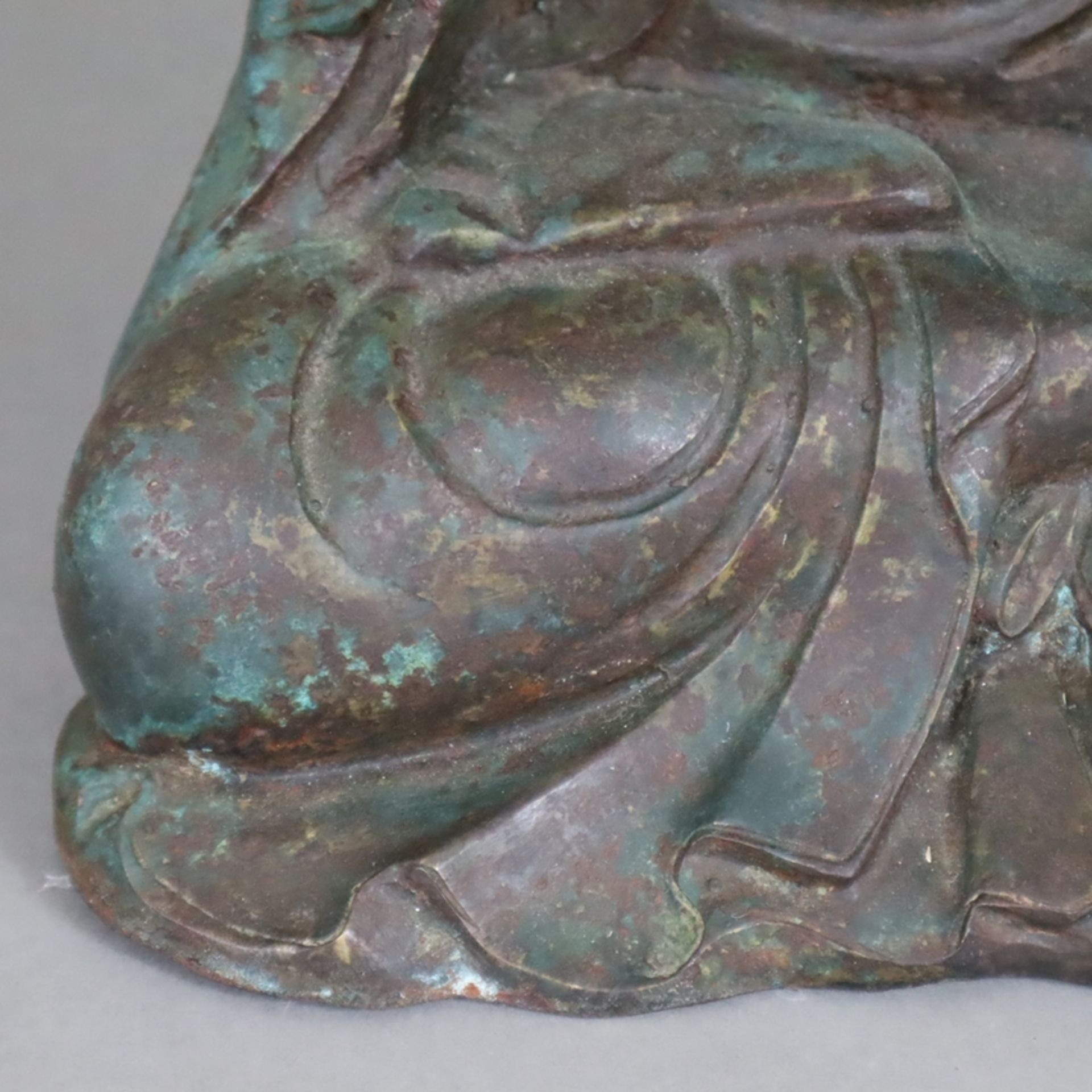 Figur eines Mönchs - Bronzelegierung, im Padmasana sitzender Mönch mit faltenreichem Gewand, die Hä - Image 4 of 9