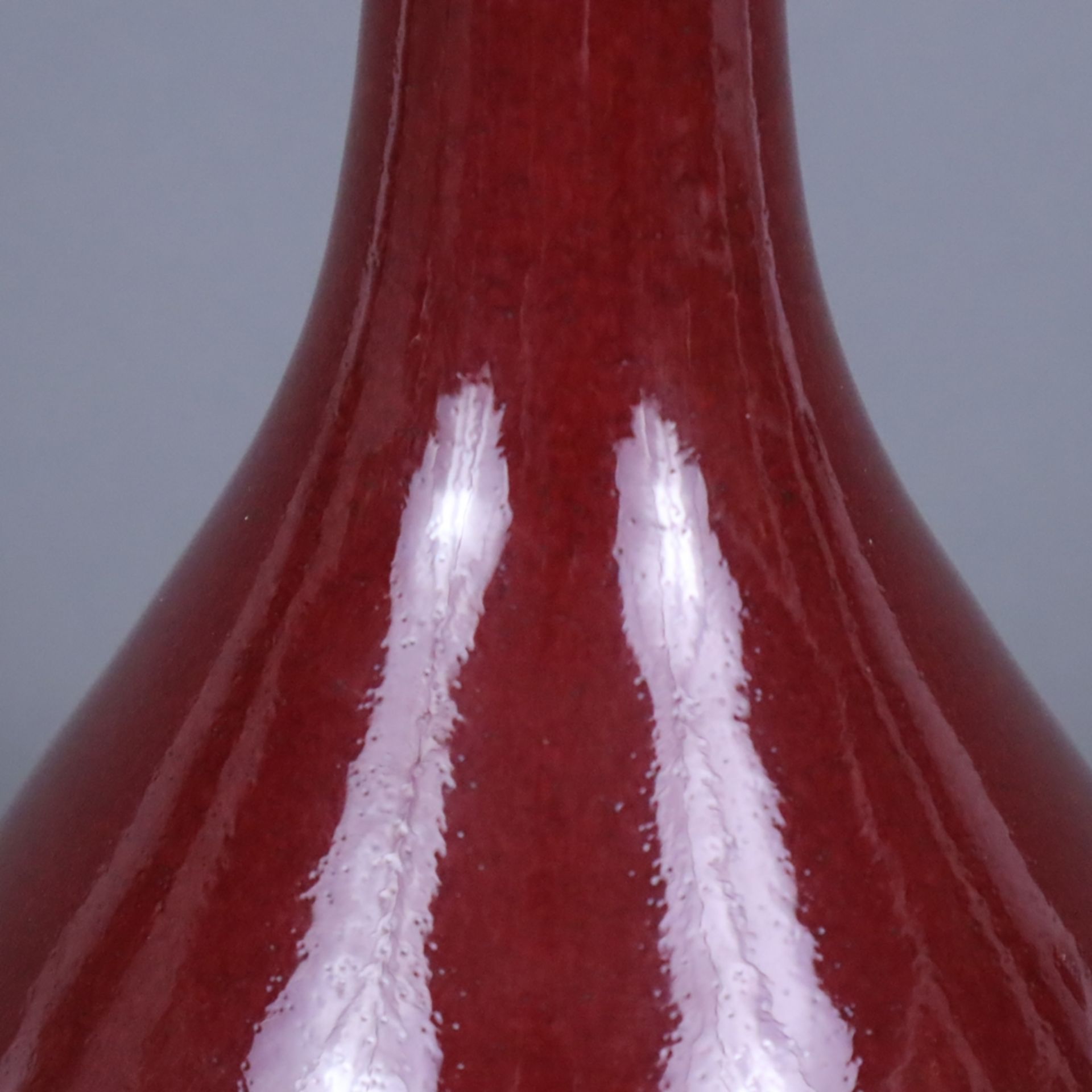 Flaschenvase - vom Typus Yuhuchunping, monochrome Ochsenblut-Überlaufglasur, im Bereich des Lippenr - Image 3 of 6