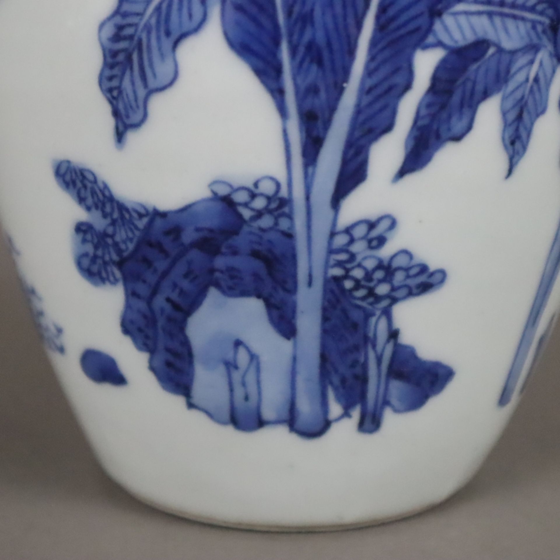 Blau-weiße Vase - China, Qing-Dynastie, Porzellan, ovoide Form, umlaufend in Unterglasurblau bemalt - Image 6 of 8