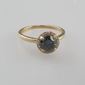 Diamantring - Gelbgold 585/000 (14 Kt.), innen gestempelt, mittig Fancy Blue-Diamant im Brillantsch