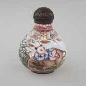 Snuffbottle - kleine Mondflasche aus Porzellan, in polychromen Emailfarben staffiert, beidseitig La