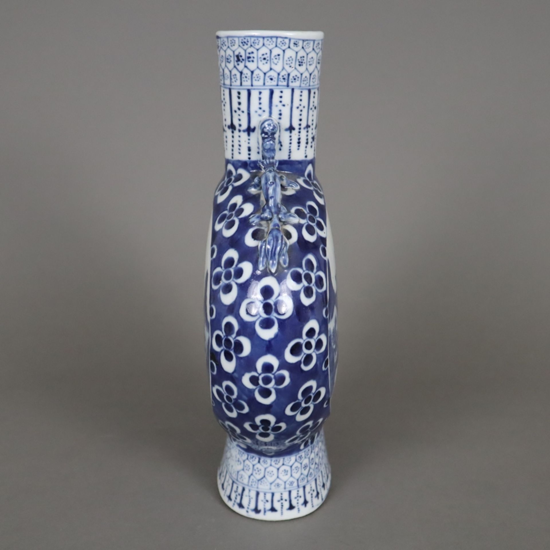 Mond-/Pilgerflasche - China, Ende 19.Jh., Porzellan mit Blaumalerei, Flaschenform mit Röhrenhals un - Image 6 of 11