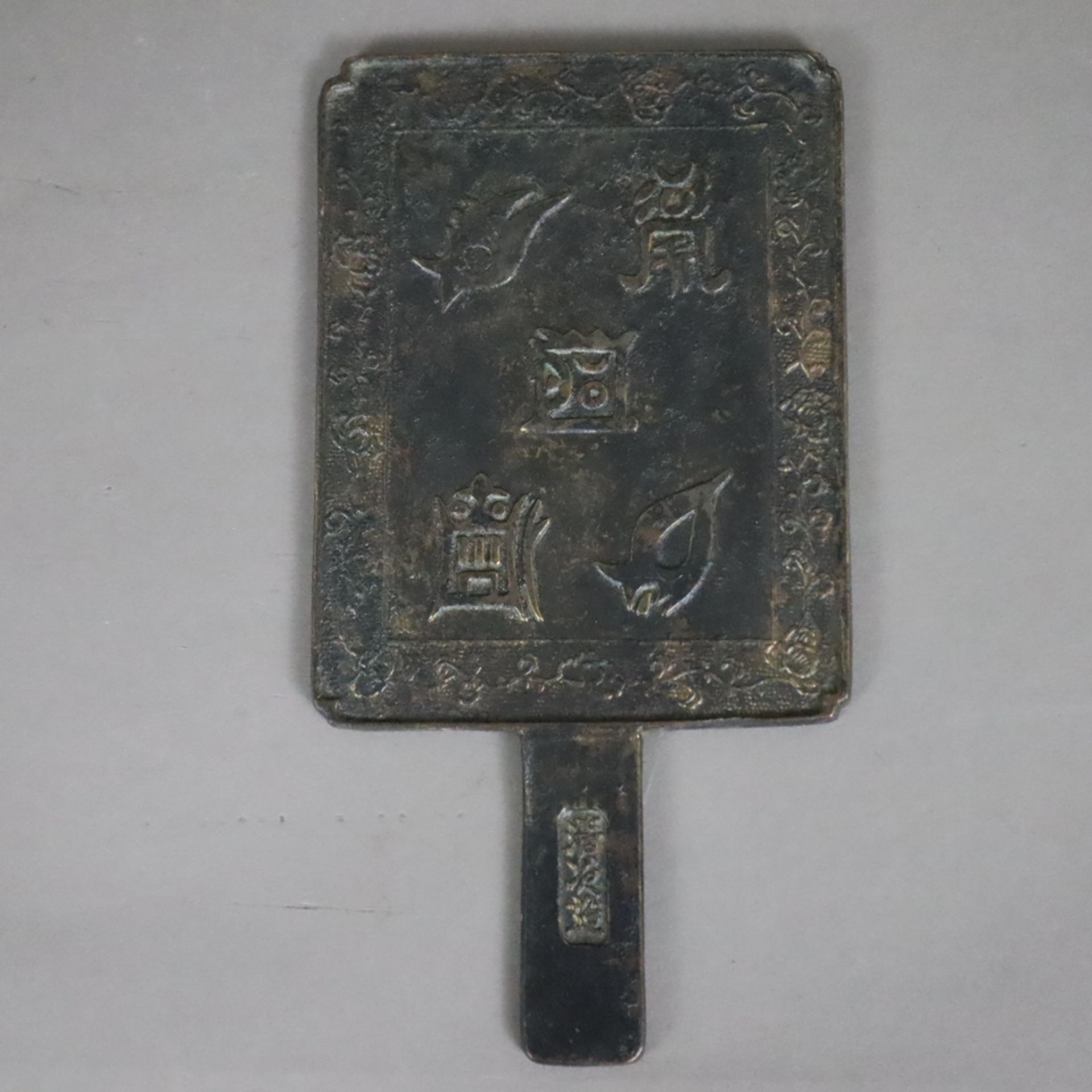 Handspiegel aus Bronze - Japan, Bronze mit dunkler Patina, zierreliefiert, gegossene Signaturkartus