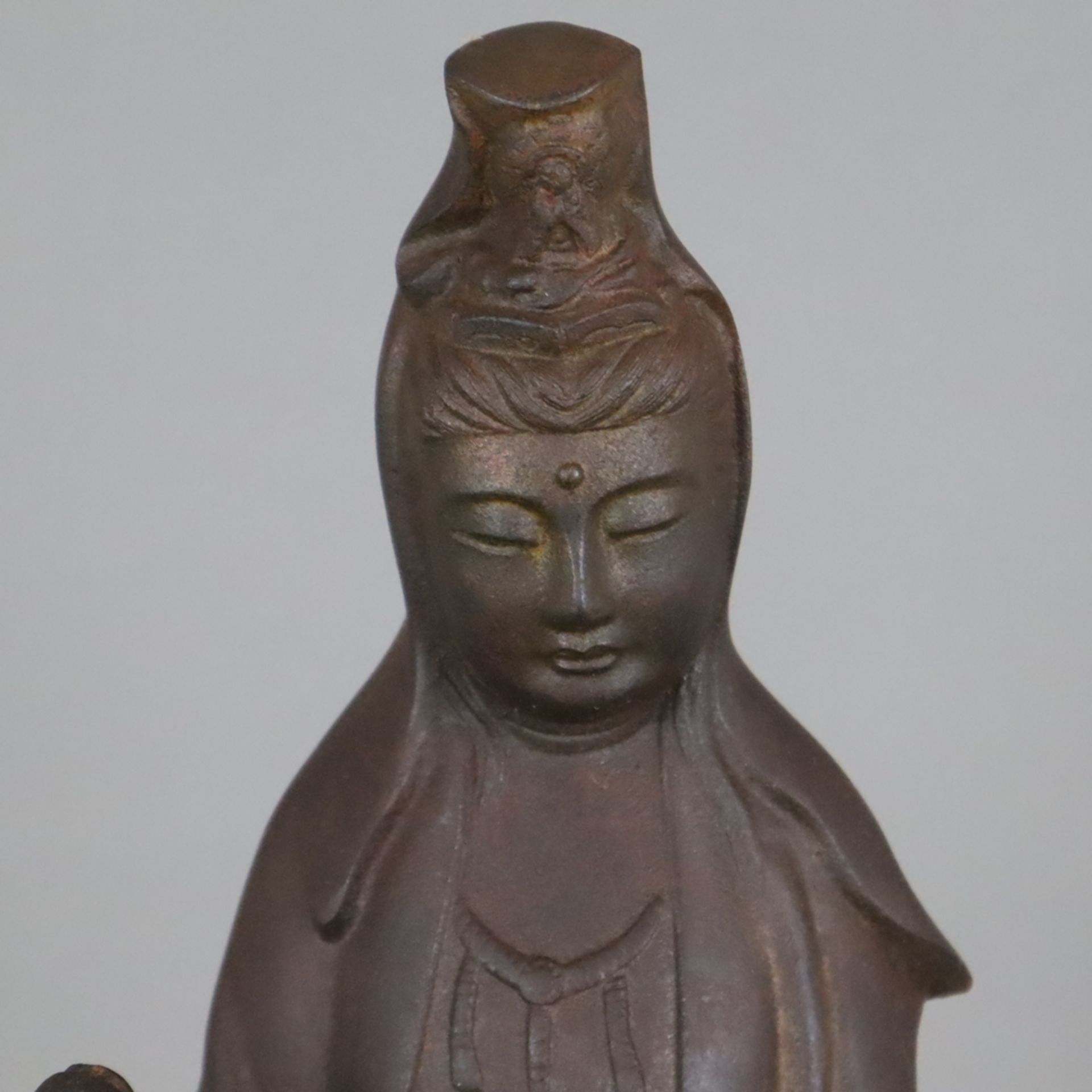 Guanyin-Figur - China, Eisenguss, Rostpatina, stehende Darstellung als androgyner Bodhisattva des M - Image 3 of 10