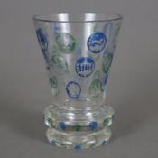 Ranftbecher - Böhmen, 19.Jh., farbloses Glas, mit Schnitt- und Schliffdekor, blau und grün lasiert,