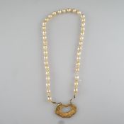 Perlencollier mit Goldanhänger - barocke weiße Zuchtperlen von ca. 5-8 mm-Länge in Einzelknotung, s