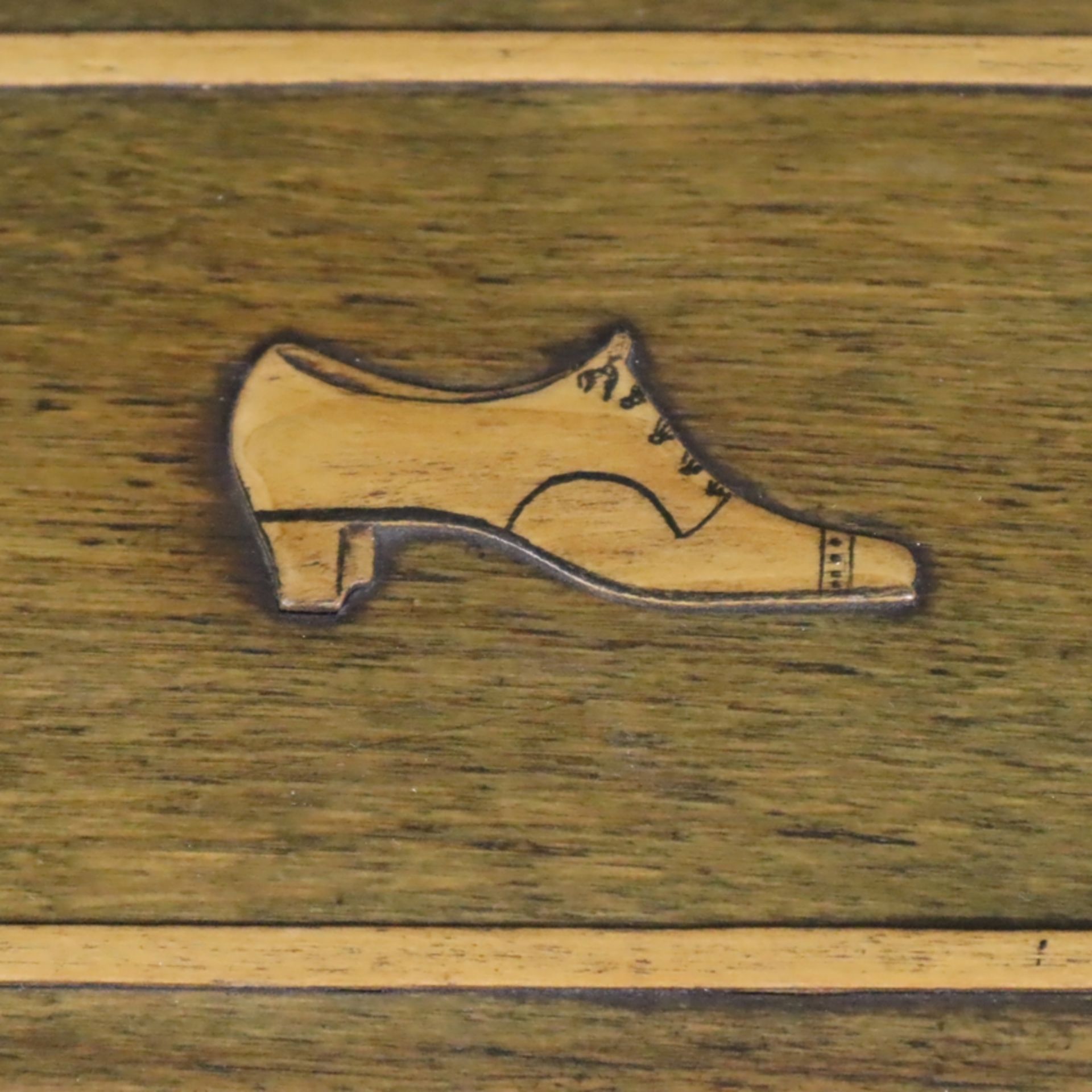 Handschuhschatulle - Holz, rechteckige Form, auf dem Scharnierdeckel Auflagendekor mit auf einen Sc - Bild 3 aus 7