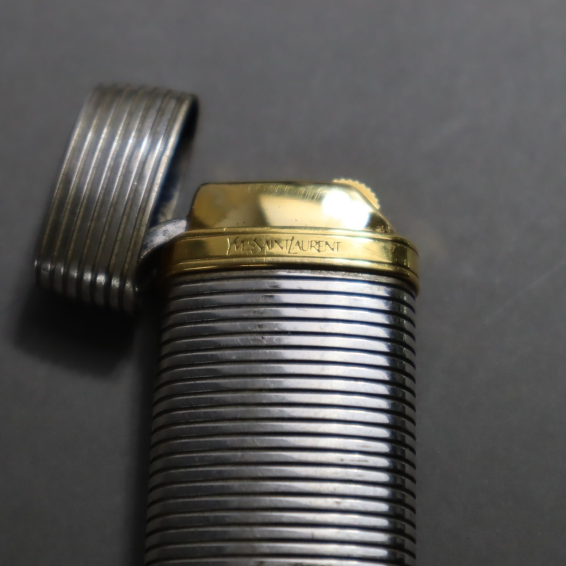 Feuerzeug - Yves Saint Laurent, gerilltes Metallgehäuse mit goldfarbenem Logodetail, Deckel innen g - Bild 3 aus 4