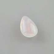 Loser Opal - 2,59 ct., weiß mit schönem Farbspiel, Cabochon tropfenförmig, Maße: 15,4 x 9,2 x 4,1 m