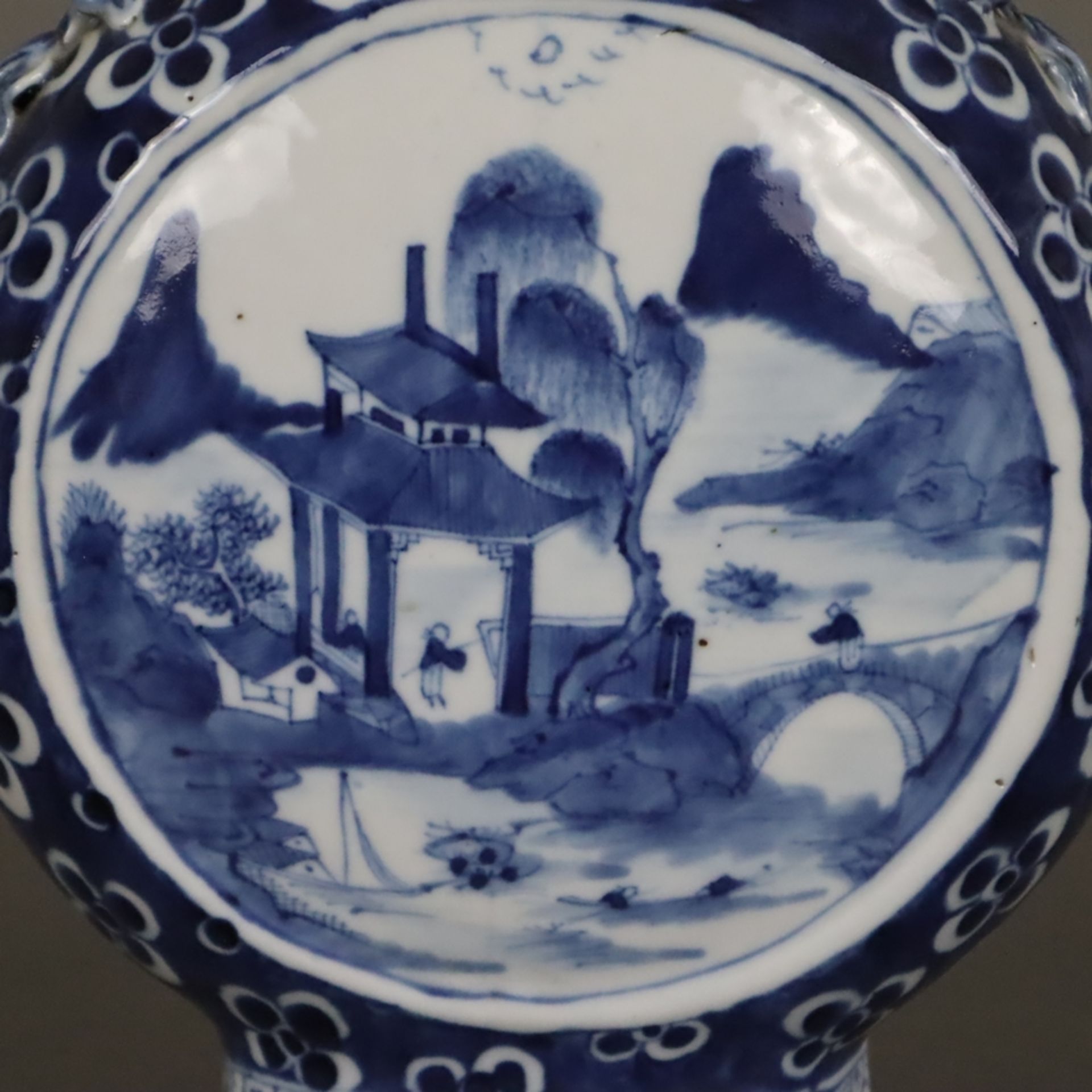 Mond-/Pilgerflasche - China, Ende 19.Jh., Porzellan mit Blaumalerei, Flaschenform mit Röhrenhals un - Image 7 of 11