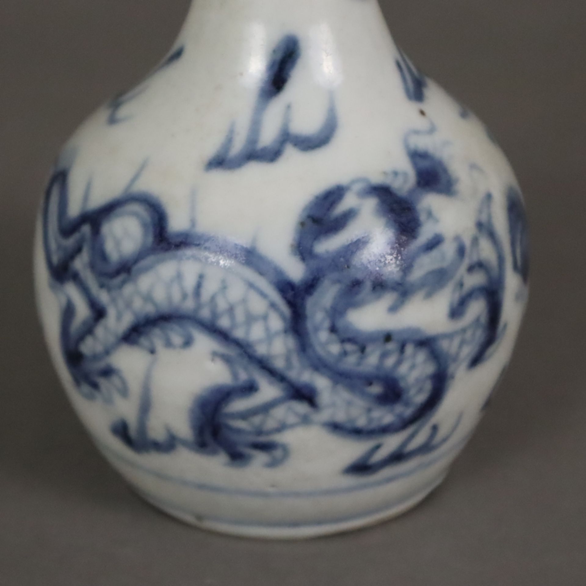 Kleine Flaschenvase - China, Porzellan, auf der Wandung Drachenpaar mit Perle umgeben von Flämmchen - Image 4 of 5