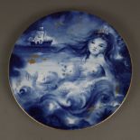 Märchenteller - Meissen, 20. Jh., Porzellan, unterglasurblauer Dekor mit Goldakzenten "Kleine Seeju