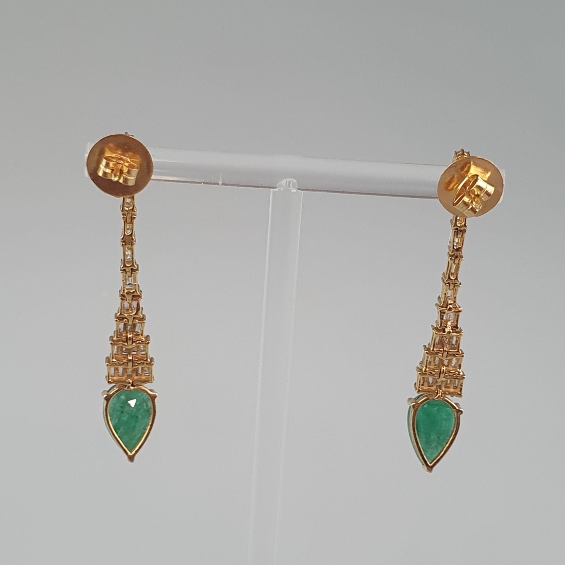 Ein Paar Smaragd-Ohrhänger/-stecker mit Diamanten-- 14Kt.-Gelbgold 585/000, gestempelt, Abhängungen - Image 4 of 7