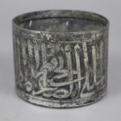 Mamluk-Runddose - Ägypten bzw. Syrien, umlaufend arabische Kalligraphie, Kupferlegierung, verzinnt,