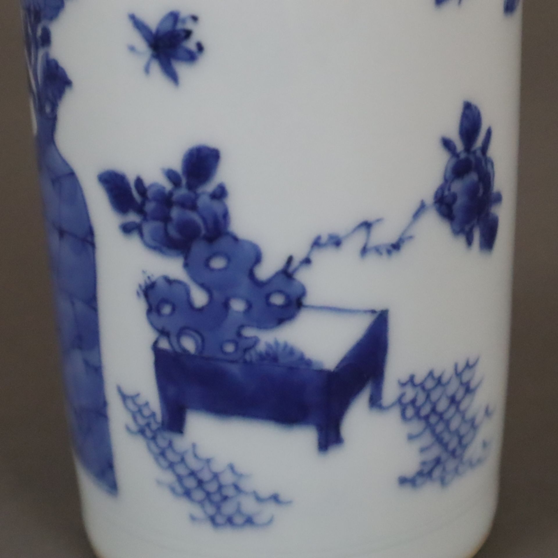 Blau-weißer Pinselhalter - China, frühe Qing-Dynastie, Porzellan, umlaufend in Unterglasurblau bema - Bild 6 aus 7