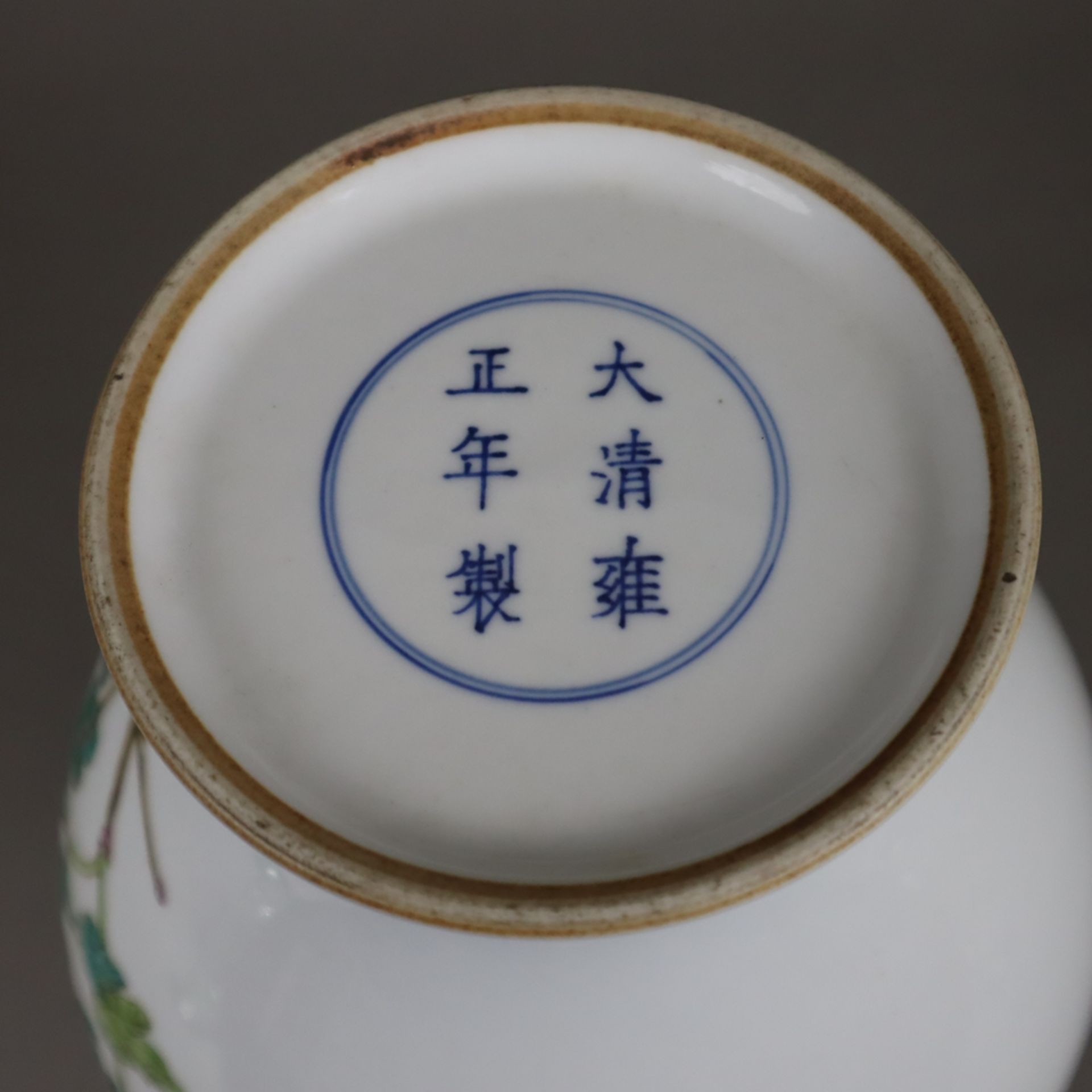 Flaschenvase - China, kugelrunde Wandung mit langer Halspartie und trompetenartiger Mündung, Bemalu - Image 8 of 8