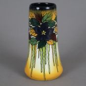 Art Déco-Keramikvase - leicht konisch zulaufende Zylinderwandung über ausgestelltem Stand, umlaufen