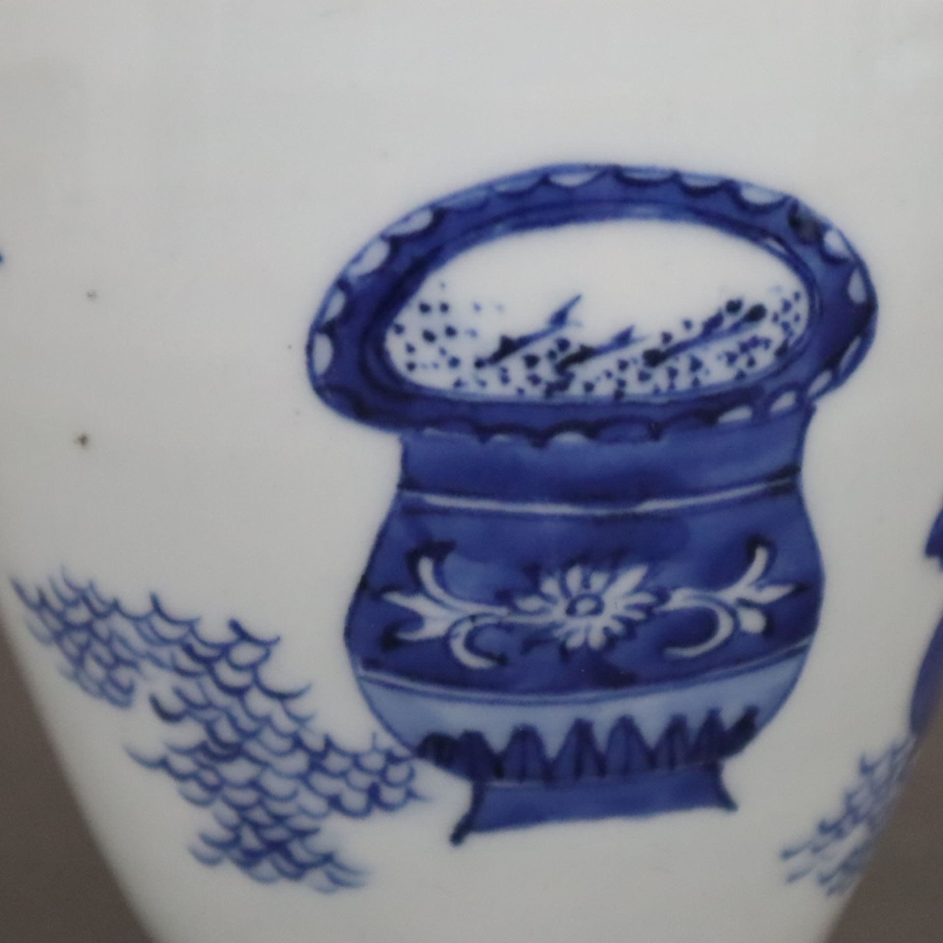 Blau-weiße Vase - China, Qing-Dynastie, Porzellan, ovoide Form, umlaufend in Unterglasurblau bemalt - Image 7 of 8