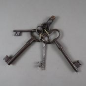 Fünf Schlüssel - 18./19. Jahrhundert, Eisen, diverse Formen und Größen, Alters- und Gebrauchsspuren