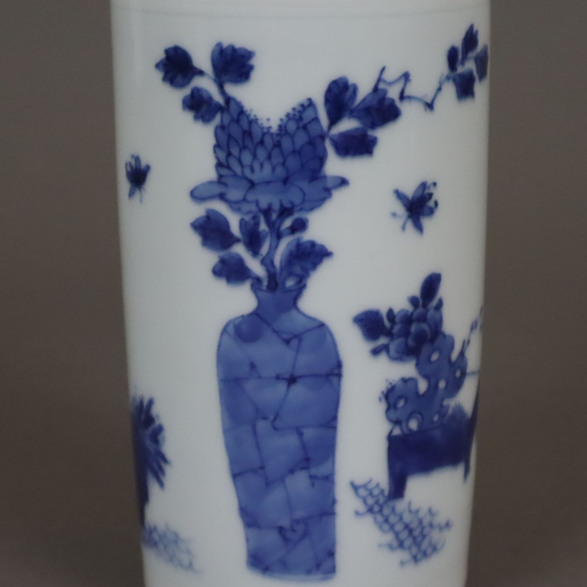 Blau-weißer Pinselhalter - China, frühe Qing-Dynastie, Porzellan, umlaufend in Unterglasurblau bema - Bild 5 aus 7