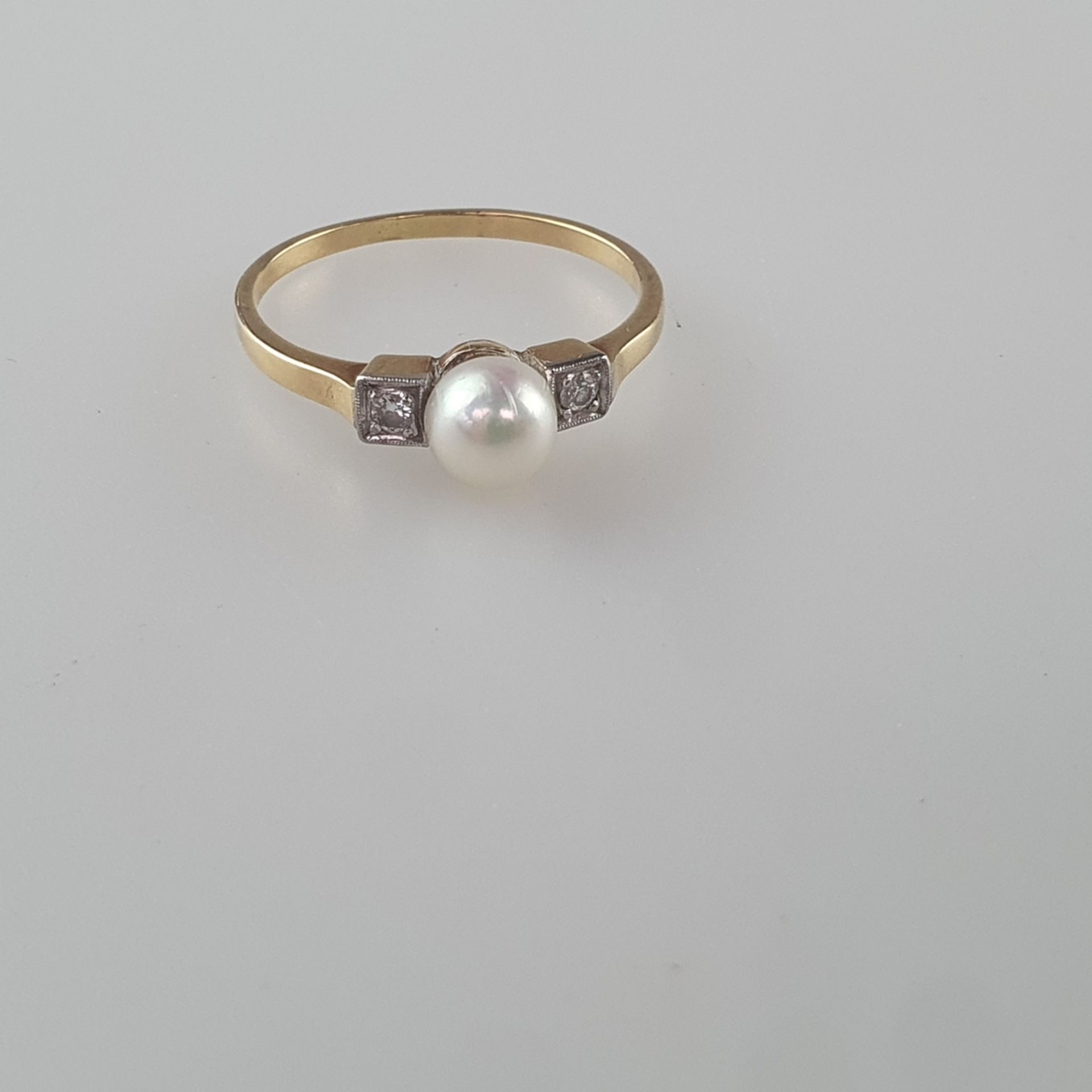 Perlenring mit Diamanten - Gelbgold 585/000 (14 Kt), geprüft, Ringkopf besetzt mit Perle von ca. 6 