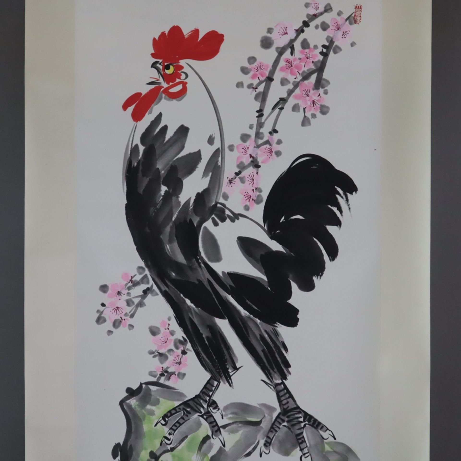 Chinesisches Rollbild - Hahn auf Felsen mit blühendem Zweig, Tusche und Farben auf Papier, in chine - Image 2 of 7