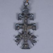 Caravaca-Kreuz - Spanien, 18.Jh. Bronzelegierung, zweiteilig gegossen, graviert, Kreuz nach dem Vor