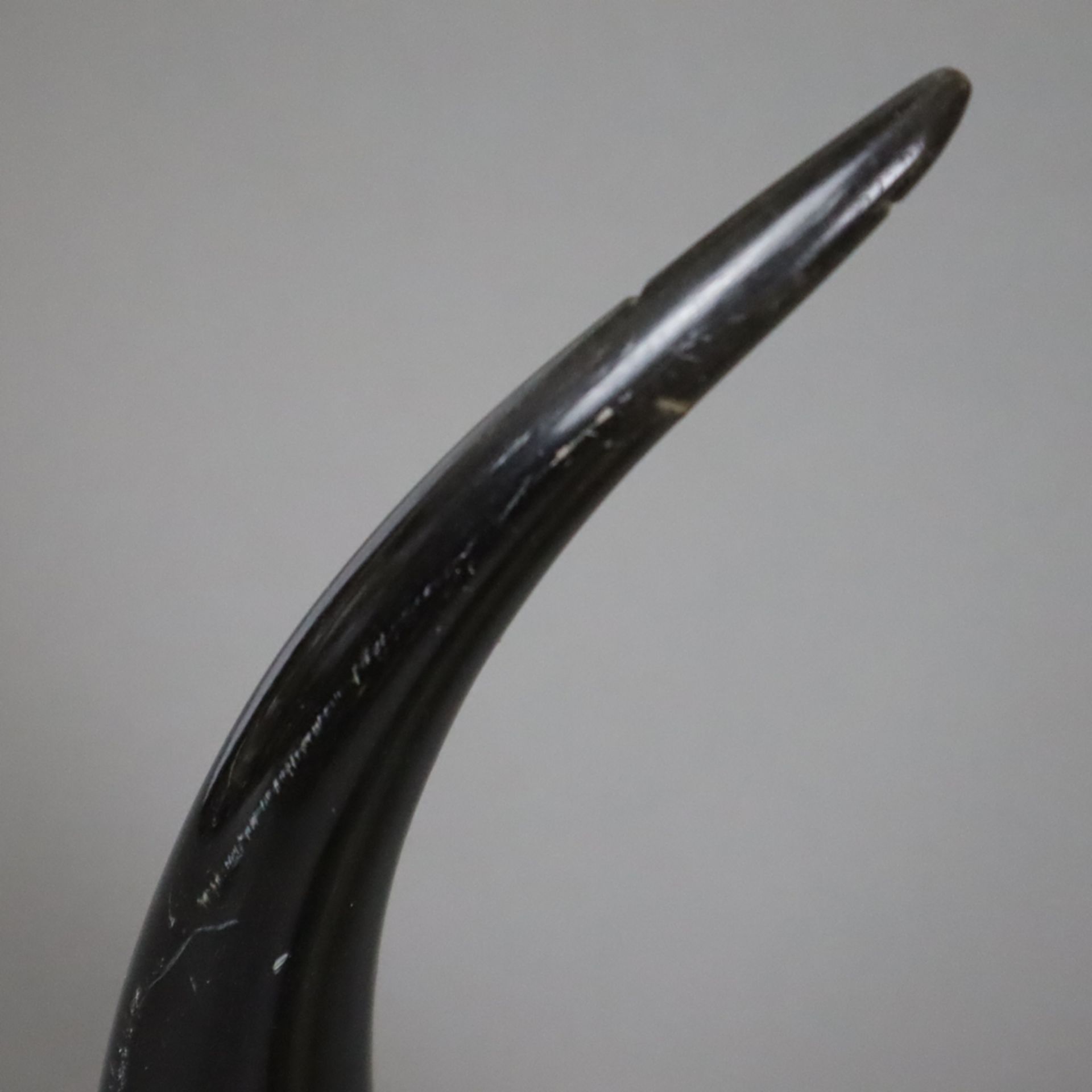 Trinkhorn - langes gewundenes Horn mit Messingbeschlägen, mit Hängeband, Gebrauchsspuren, L.ca.47cm - Bild 6 aus 7
