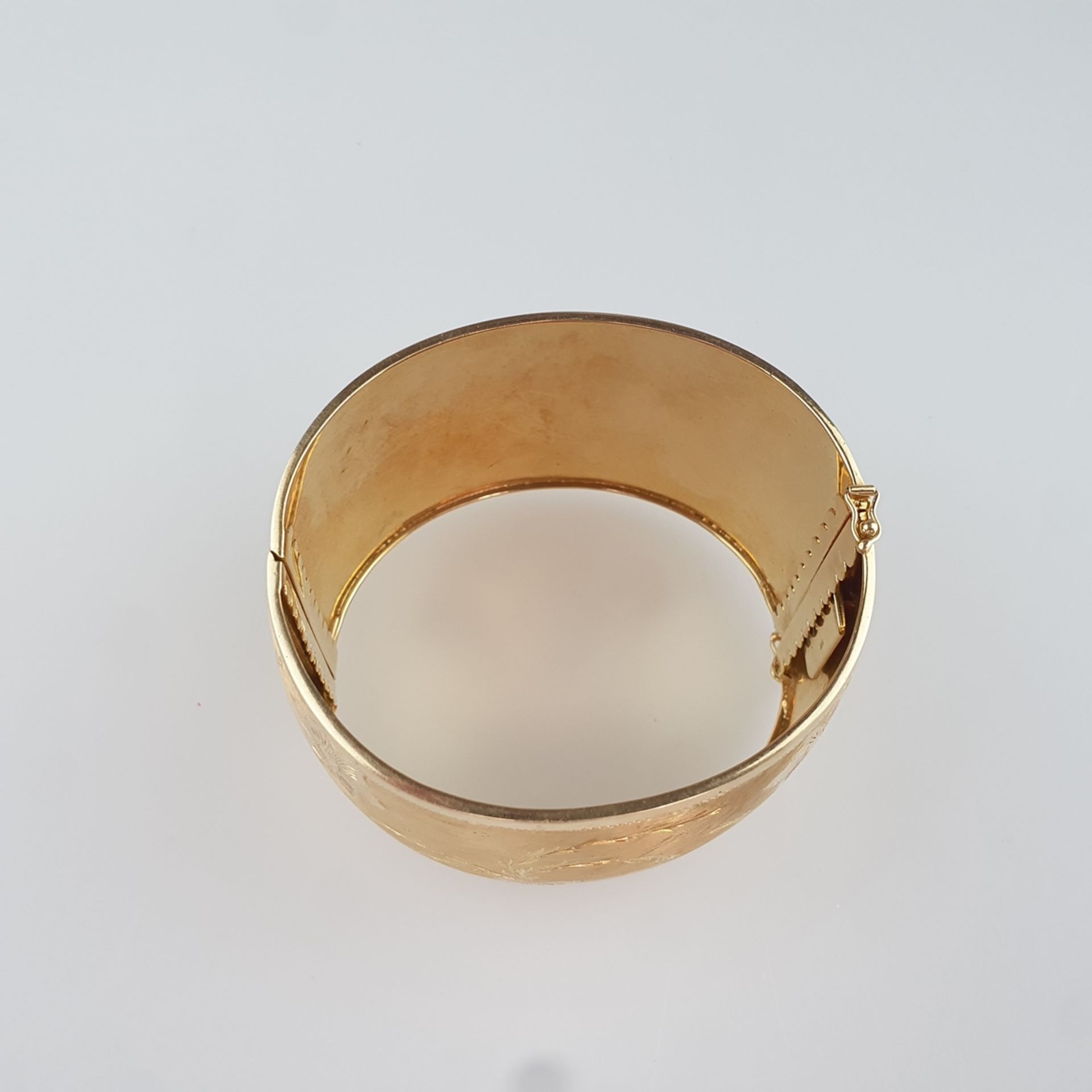 Breite Goldarmspange - Gelbgold 585/000, gestempelt, Klapparmreif mit Steckverschluss und 2 Sicherh - Bild 6 aus 8