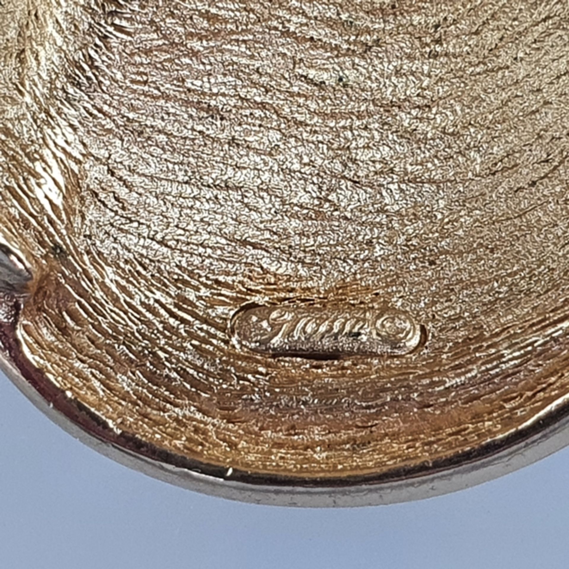 Vintage-Brosche- Henkel & Grosse (Pforzheim), goldfarbenes Metall, innen satiniert, dreipassig, Bes - Bild 4 aus 4