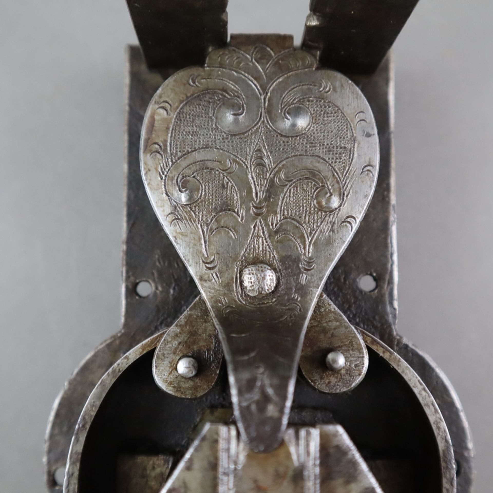 Barockschloss mit Originalschlüssel und Beschlag - 18. Jahrhundert, Eisen, Alters- und Gebrauchsspu - Bild 4 aus 6