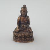 Miniaturfigur Buddha Shakyamuni - Indien, Bronze mit Vergoldung, auf doppeltem Lotossockel in padma