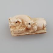 Netsuke - Zwei Schweinchen am Trog, Mammutbein, geschnitzt, dunkel eingelegte Augen, signiert, Himo