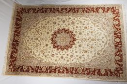 Orientteppich - Kaschmir-Wolle, handgeknüpft, beigegrundig mit roter Bordüre und floralem Muster, c