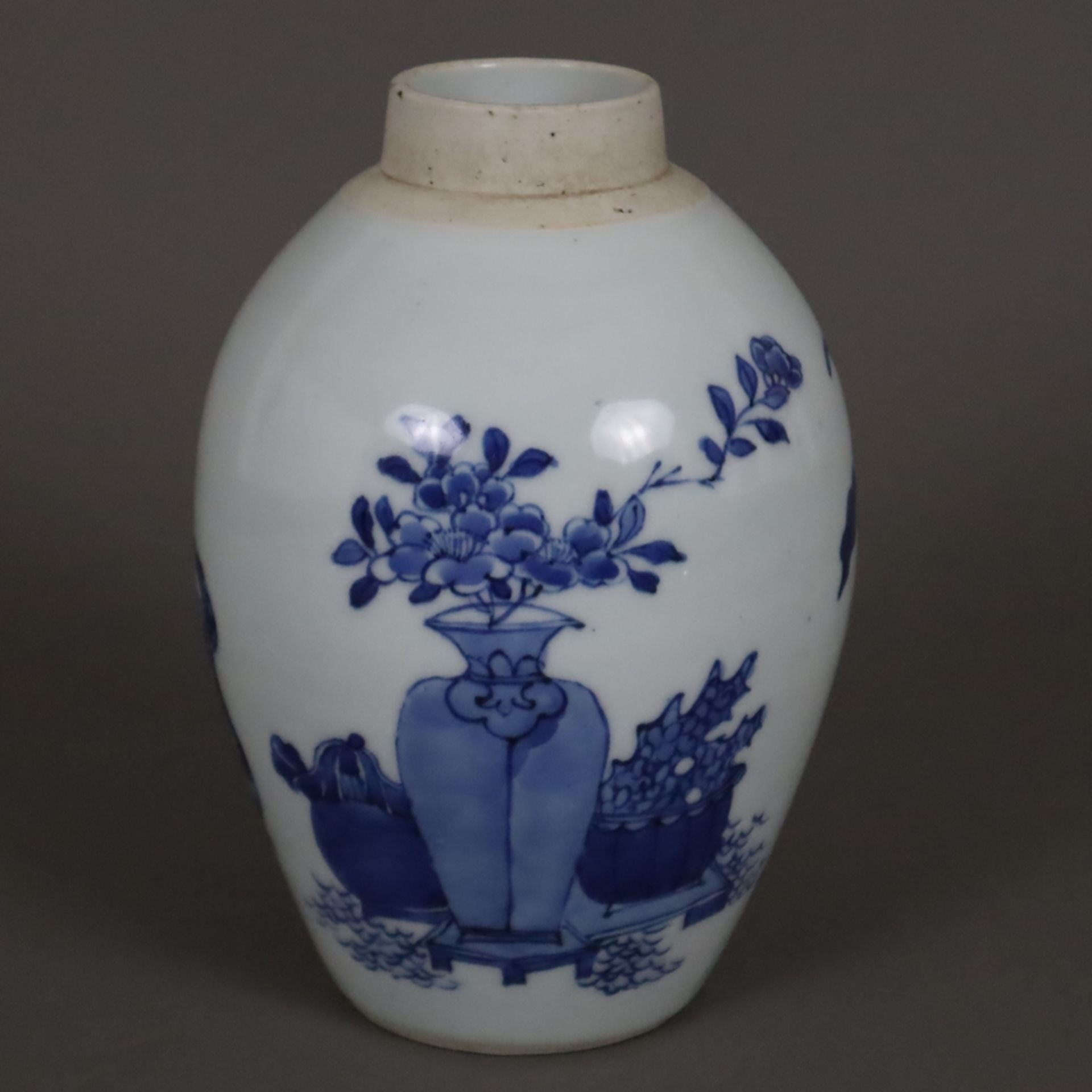 Blau-weiße Vase - China, Qing-Dynastie, Porzellan, ovoide Form, umlaufend in Unterglasurblau bemalt