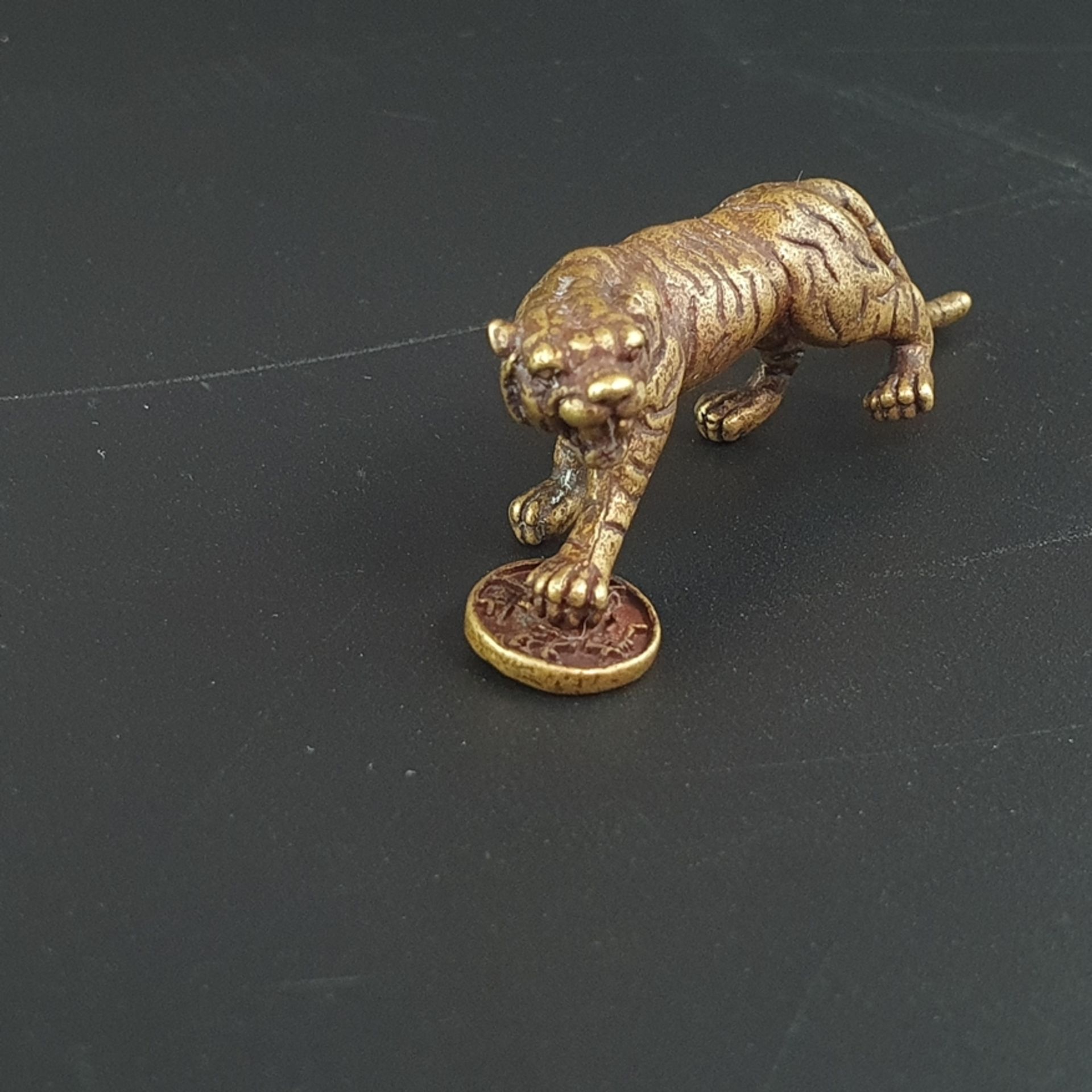 Feine Miniaturfigur "Fauchender Tiger mit Käsch-Münze" - Bronzelegierung, ca. 60 x 20 mm, ca.27 g,  - Bild 2 aus 5