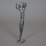 Wasserträgerin - Ende 20. Jh., Bronze, dunkel patiniert, abstrahierte Darstellung einer Frau mit Ei