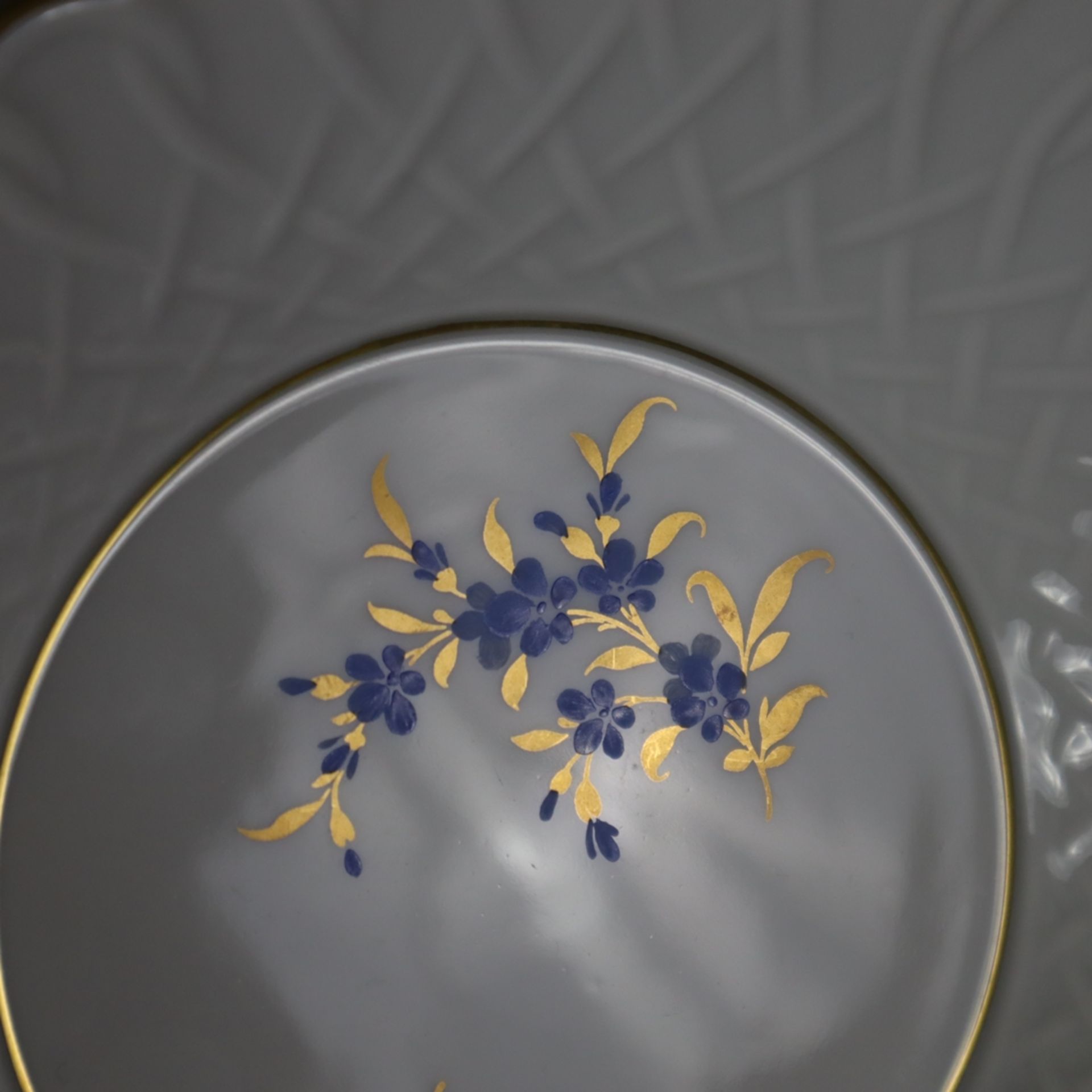 Zwei kleine Korbschalen - Höchst, Porzellan, im Spiegel Blütendekor in Purpurrot und Blau mit Goldv - Bild 4 aus 5