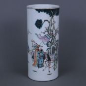 Hutstand - China, Porzellan, zylindrische Wandung, umlaufend mythologische Szene in den Farben der 