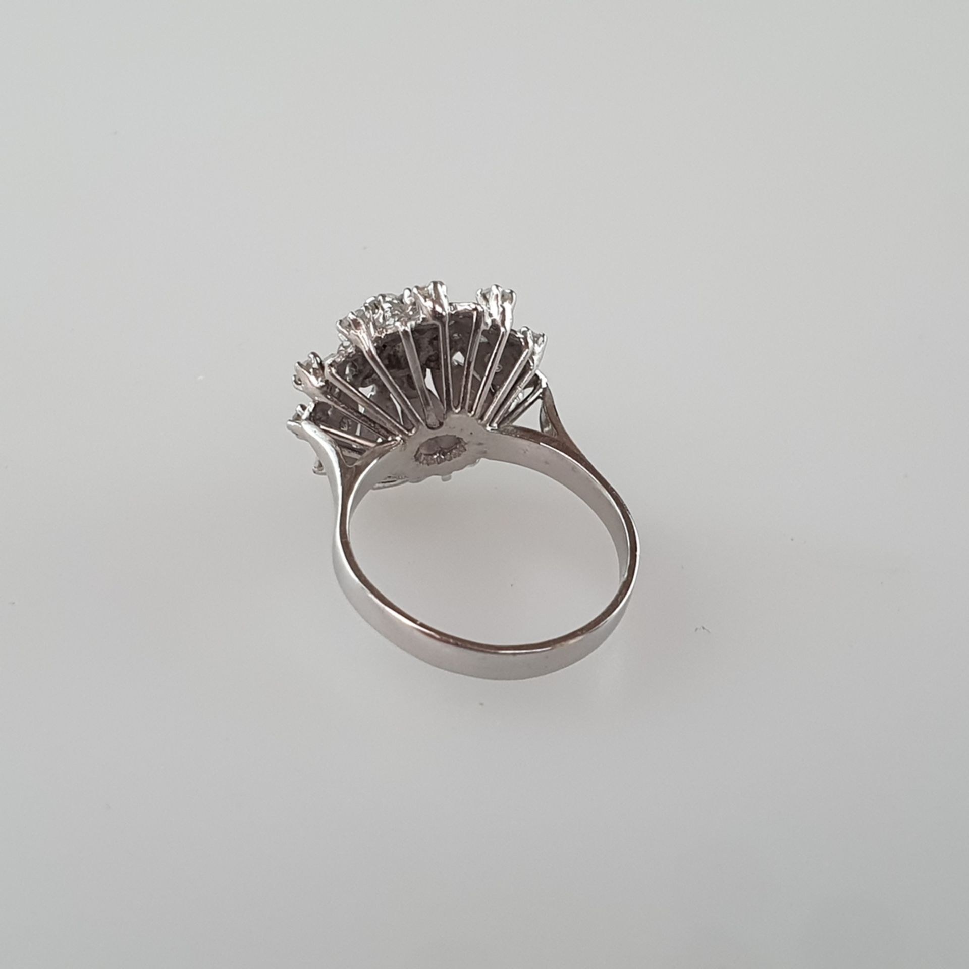 Funkelnder Diamantring - Weißgold 585/000 (14Kt), gestempelt, durchbrochen gearbeiteter floraler Ri - Bild 4 aus 6
