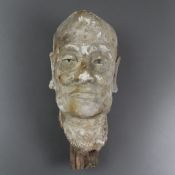 Kopf eines Luohan - China, vollplastisch modellierter Tonkopf eines kahlen, hageren Asiaten mit cha