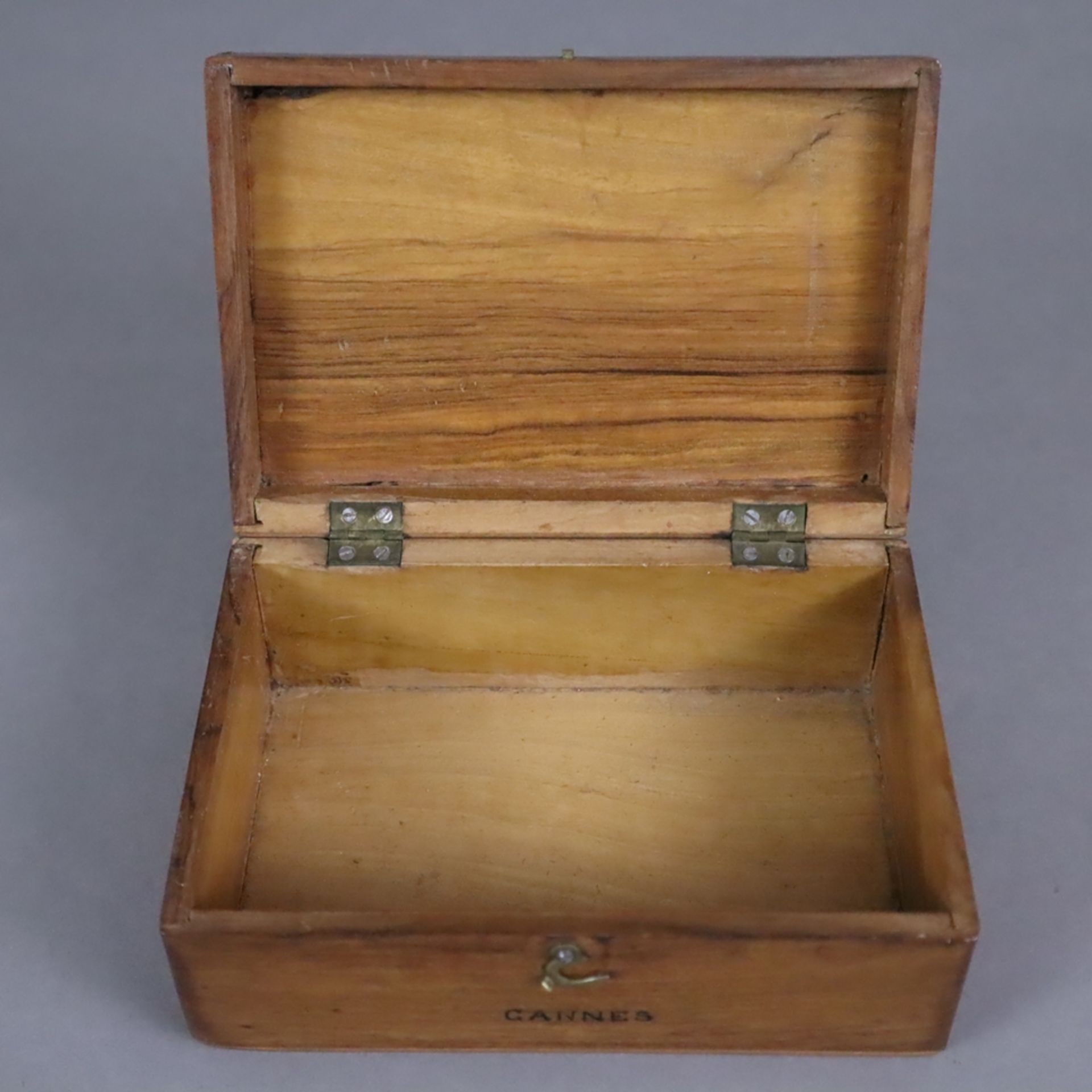 Kleine Holzschatulle - um 1900, achteckiger Korpus mit Scharnierdeckel aus Olivenholz, im Deckel ei - Bild 5 aus 6