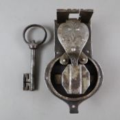 Barockschloss mit Originalschlüssel und Beschlag - 18. Jahrhundert, Eisen, Alters- und Gebrauchsspu
