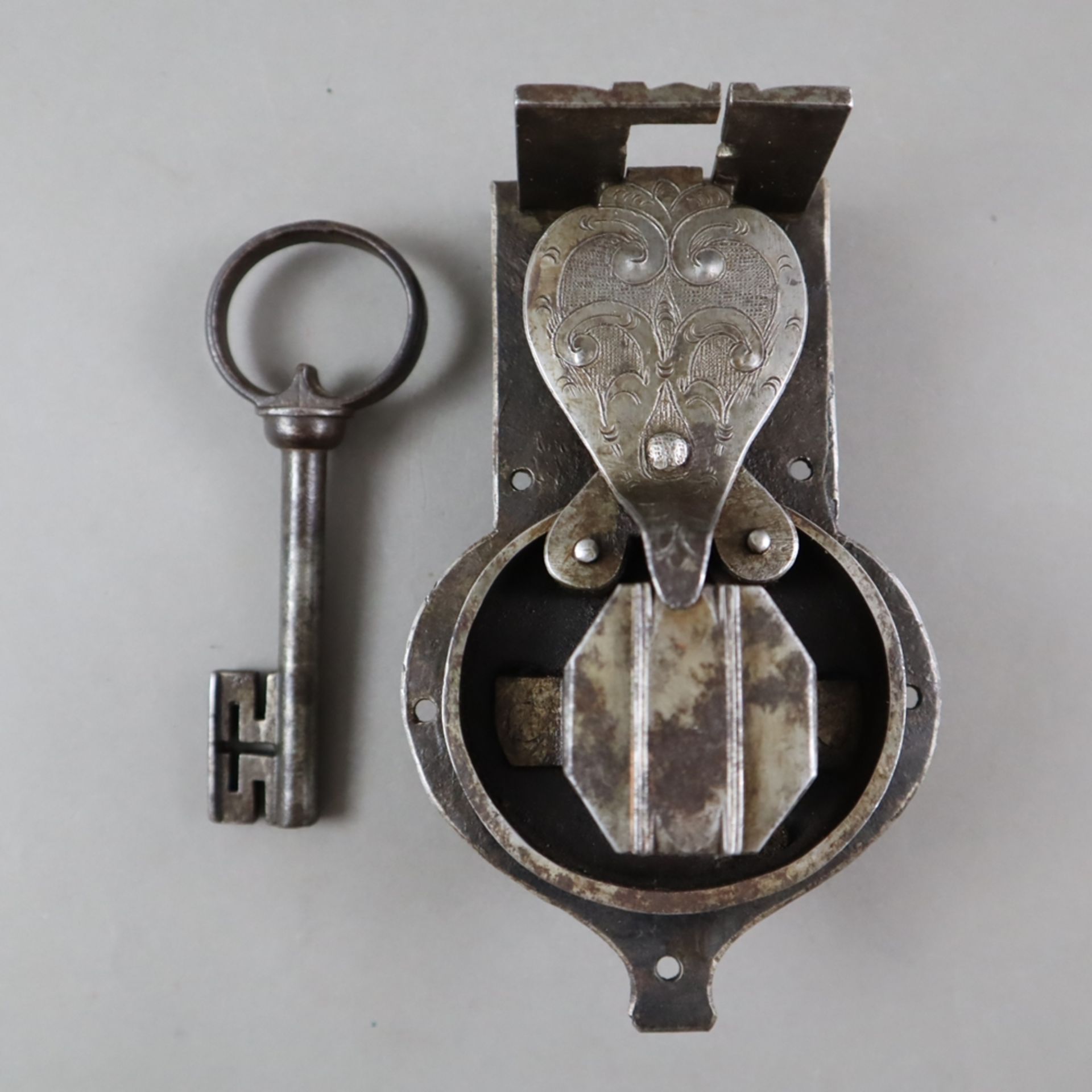 Barockschloss mit Originalschlüssel und Beschlag - 18. Jahrhundert, Eisen, Alters- und Gebrauchsspu