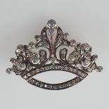 Diamant-Kronenbrosche - Silber/ Nadel 14 Kt.-Gelbgold, in kunstvoll gearbeiteter Tiara-Form, ausgef