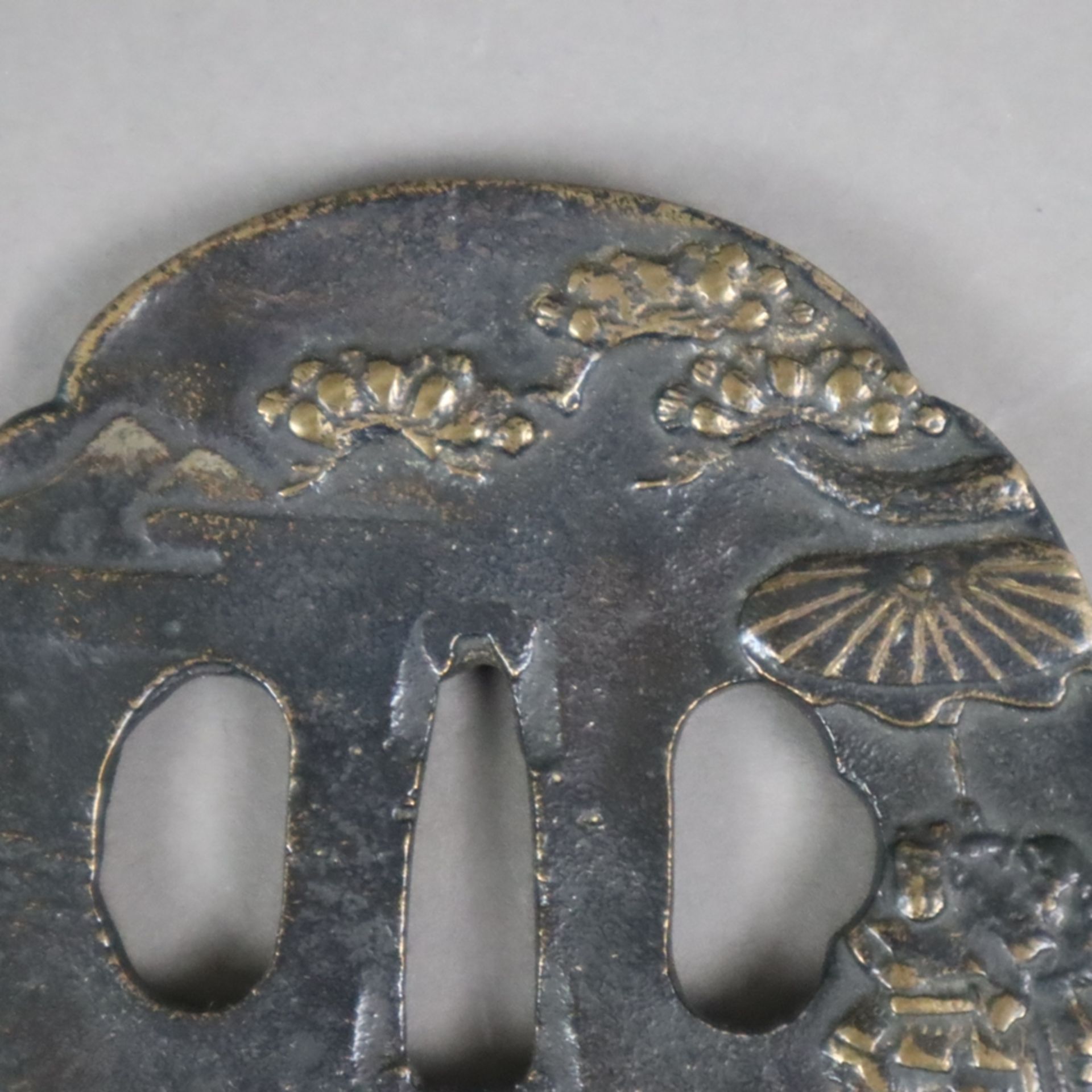 Tsuba - Bronze, dunkel patiniert, Mokkô-Form (Vierpassform), Reliefdekor mit rastendem Samurai und - Image 2 of 4