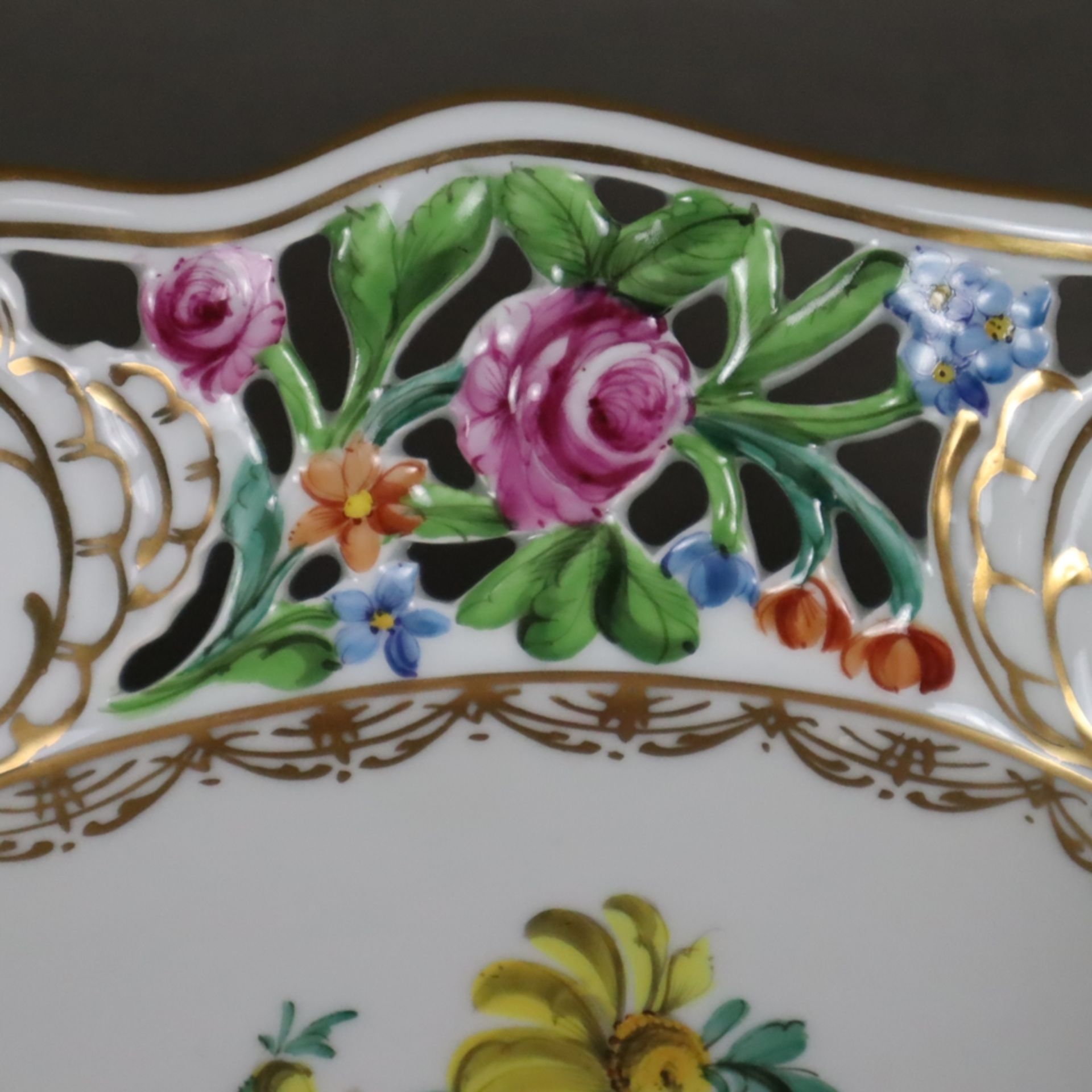Korbschale - Potschappel, Dresden, 20. Jh., Porzellan, ovale geschwungene Form mit zwei Asthenkeln, - Bild 4 aus 9